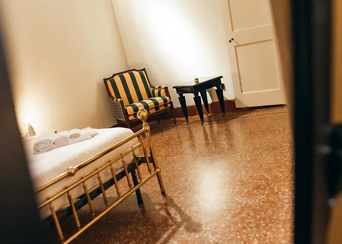Private Parking Centro Storico: L\'Affresco